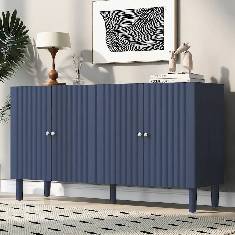 Élégant buffet à quatre portes avec portes à motif ondulé et pieds cylindriques