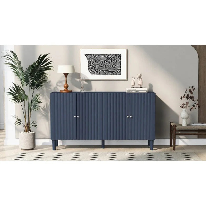 Élégant buffet à quatre portes avec portes à motif ondulé et pieds cylindriques