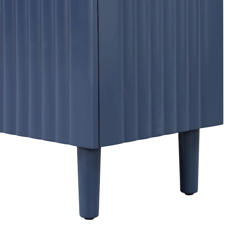 Élégant buffet à quatre portes avec portes à motif ondulé et pieds cylindriques