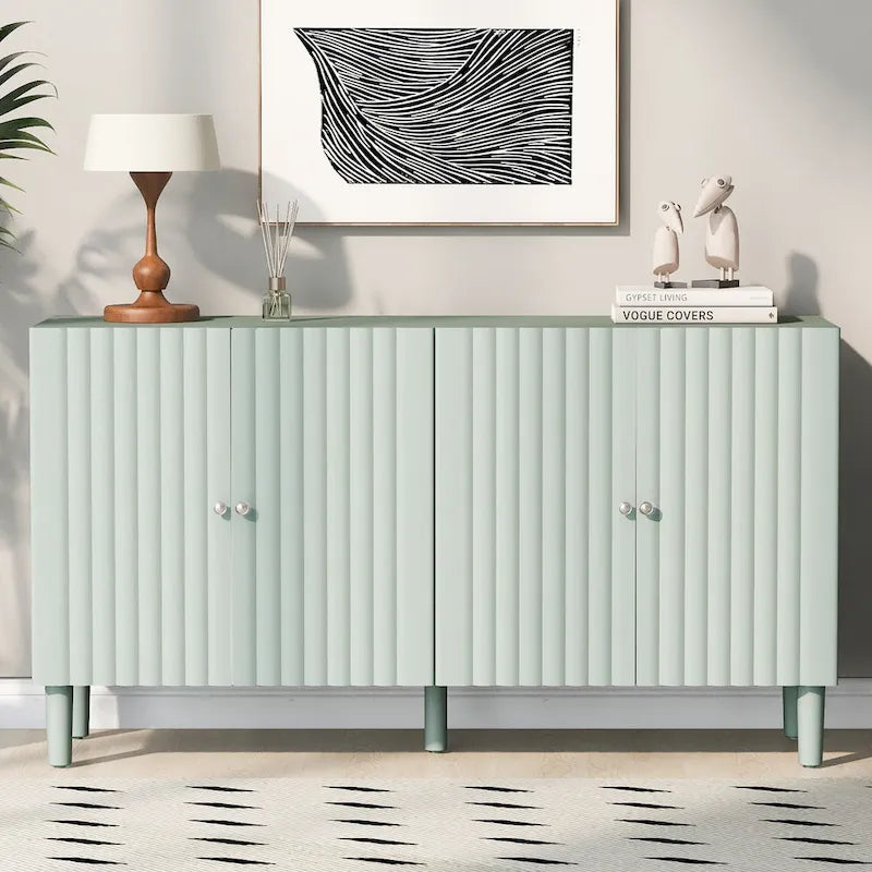 Élégant buffet à quatre portes avec portes à motif ondulé et pieds cylindriques