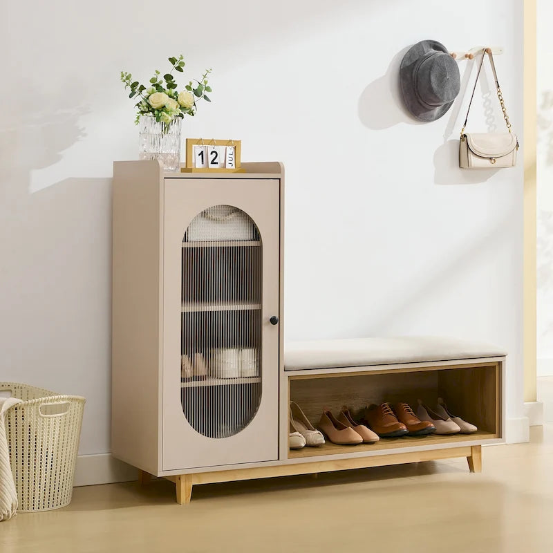Banc à chaussures blanc crème avec armoire de rangement et pieds en bois massif pour des entrées organisées