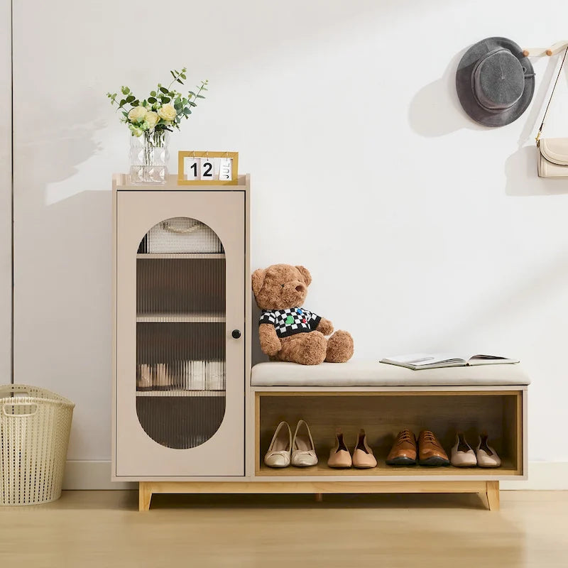 Banc à chaussures blanc crème avec armoire de rangement et pieds en bois massif pour des entrées organisées