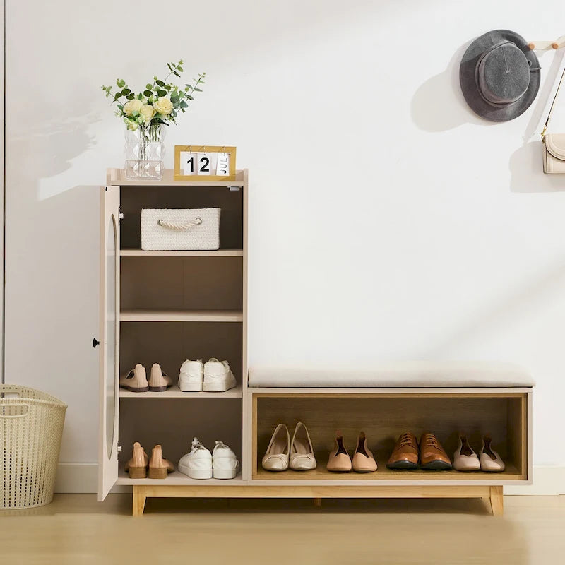 Banc à chaussures blanc crème avec armoire de rangement et pieds en bois massif pour des entrées organisées