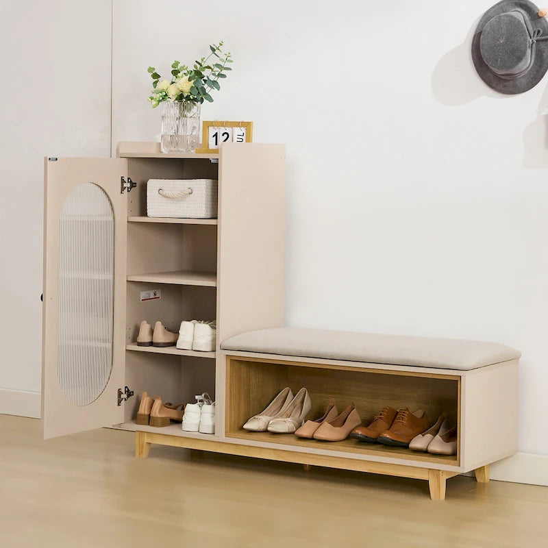 Banc à chaussures blanc crème avec armoire de rangement et pieds en bois massif pour des entrées organisées