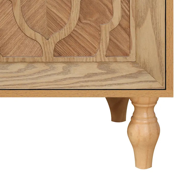 Grand meuble de rangement avec portes sculptées motif floral et poignées en métal, idéal pour le salon, la cuisine ou l'entrée.